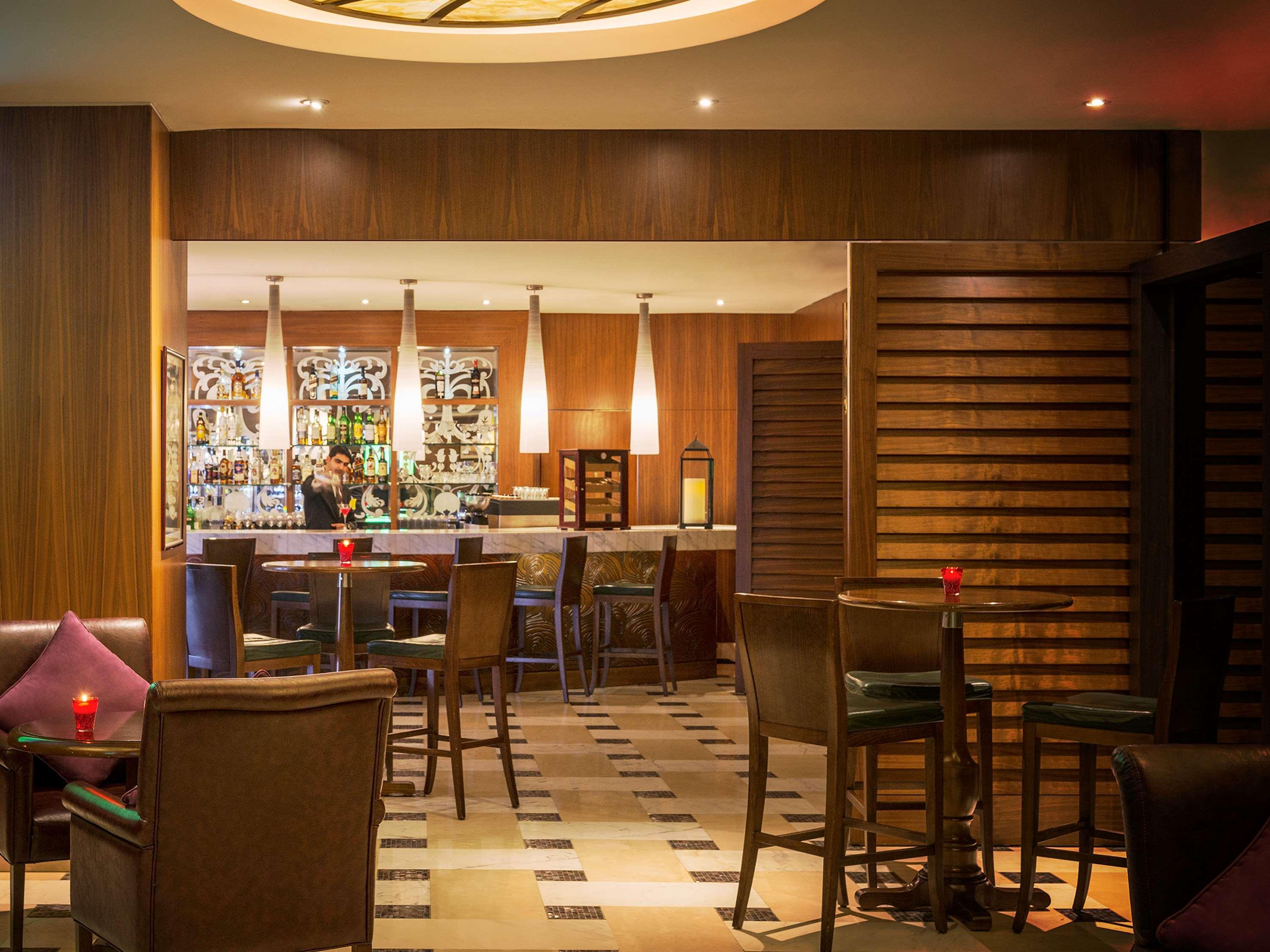 โซฟิเทล ดูไบ จูเมราห์บีช Hotel ภายนอก รูปภาพ The bar at the Mandarin Oriental, Hong Kong