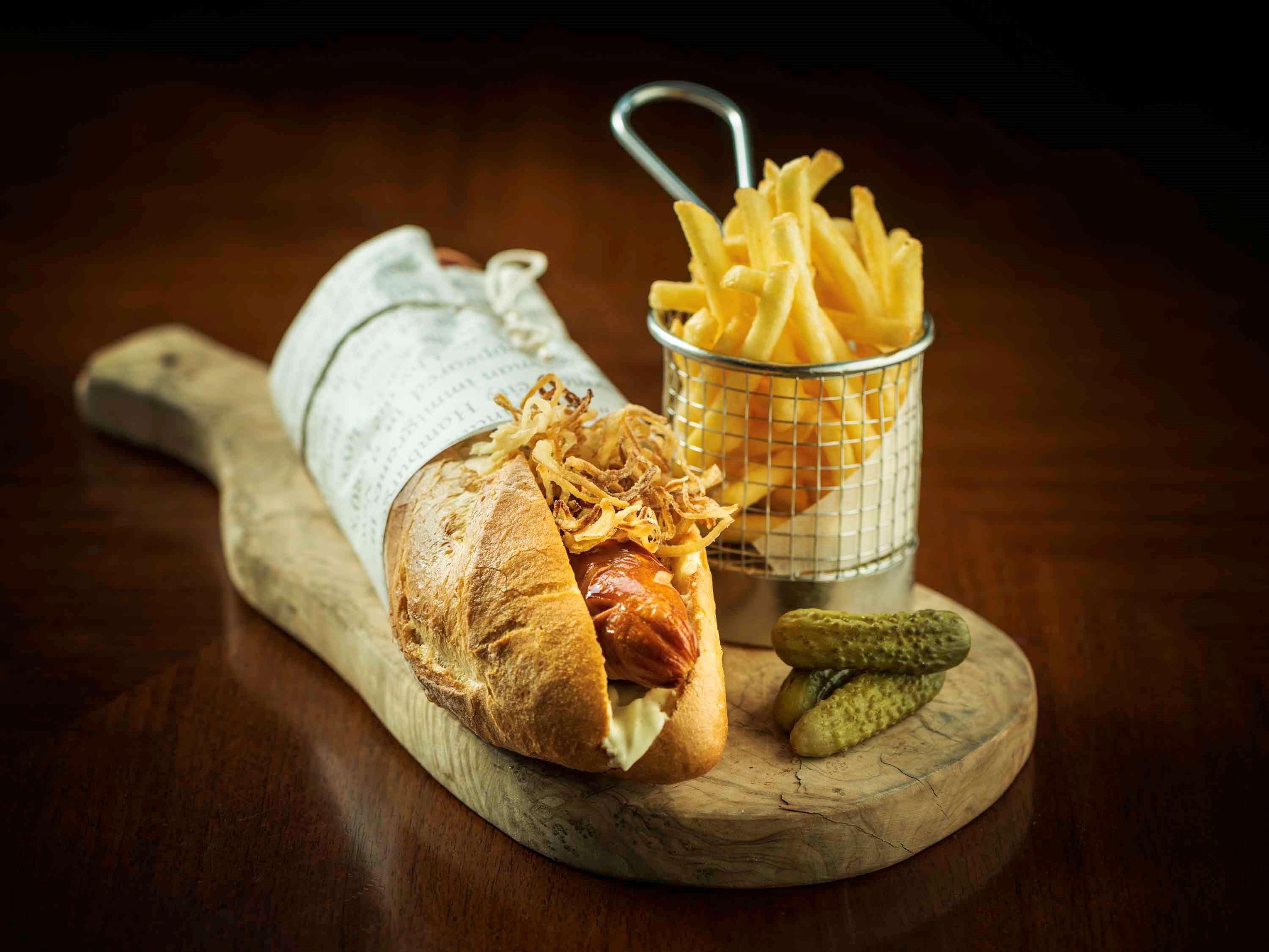 โซฟิเทล ดูไบ จูเมราห์บีช Hotel ภายนอก รูปภาพ A traditional Polish hot dog