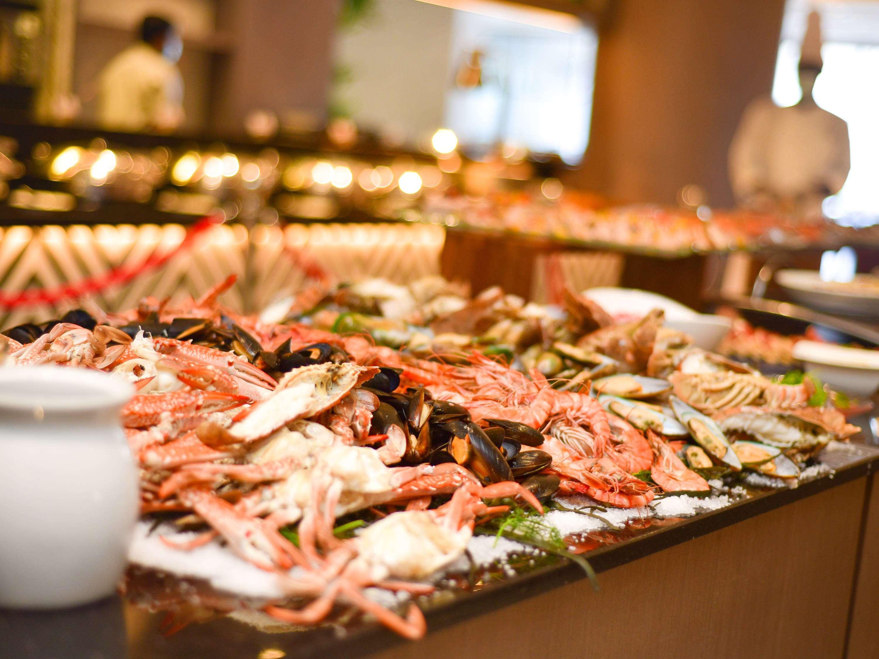 โซฟิเทล ดูไบ จูเมราห์บีช Hotel ภายนอก รูปภาพ Seafood buffet at a luxury hotel