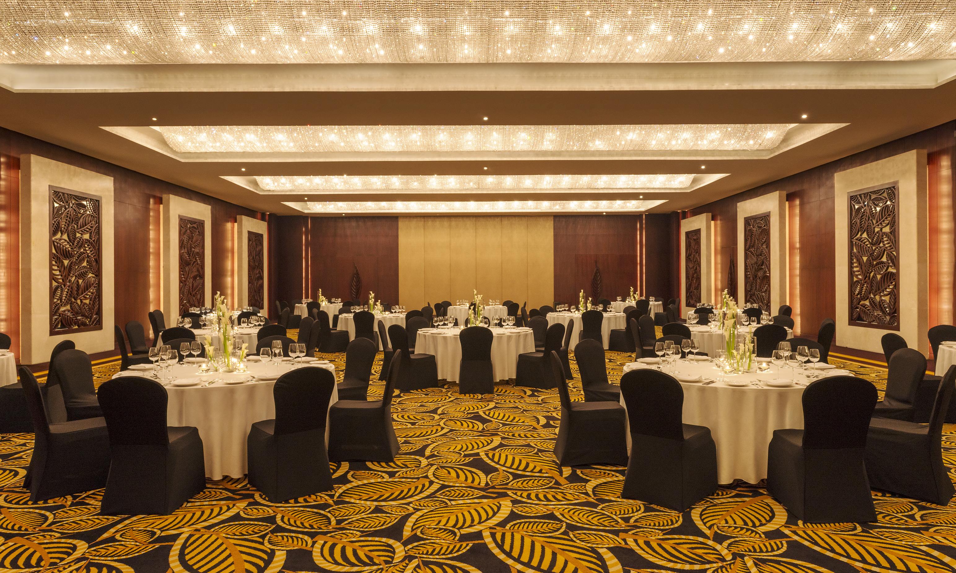 โซฟิเทล ดูไบ จูเมราห์บีช Hotel ภายนอก รูปภาพ The ballroom at the Mandarin Oriental Bangkok